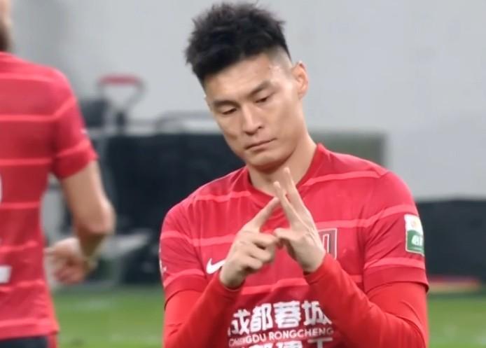 中欧体育官方入口-媒体人：在李扬未能加盟后，上海海港将目标锁定韩鹏飞